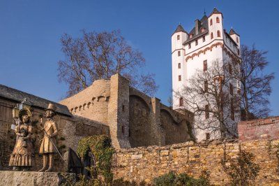 Park und Burgturm in Eltville im Rheingau