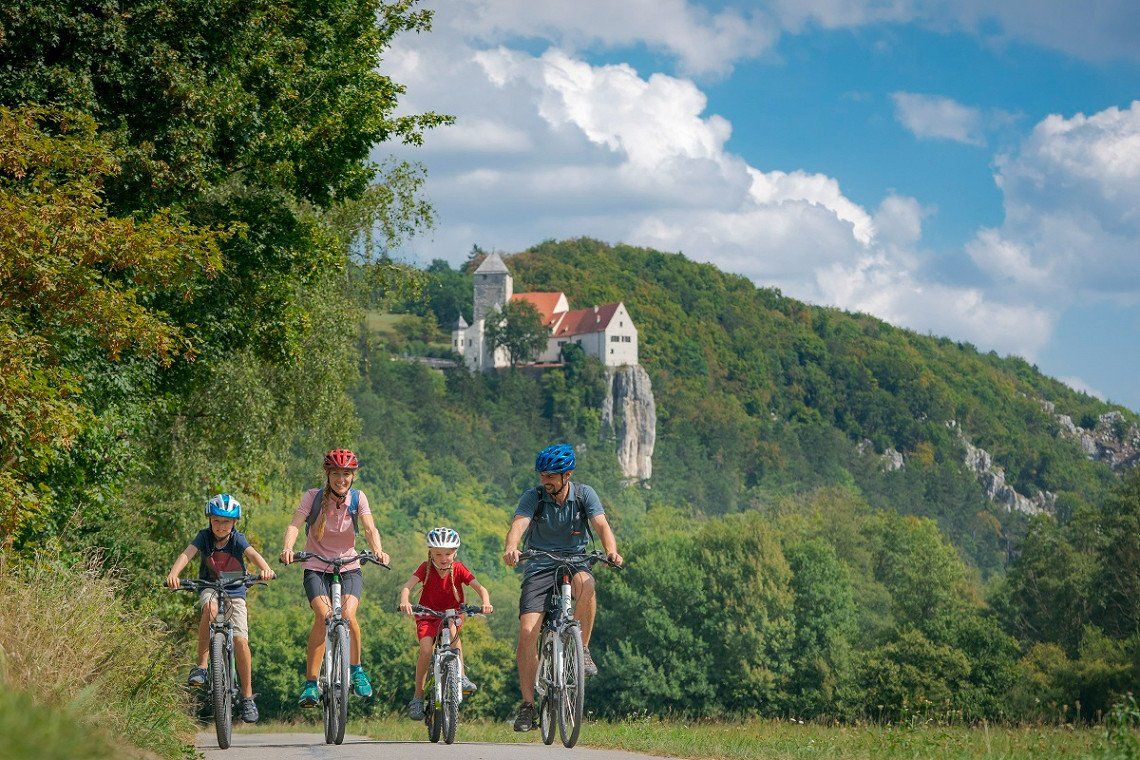 Family on their bikes on the Altmühl Valley Cycle Path near Prunn