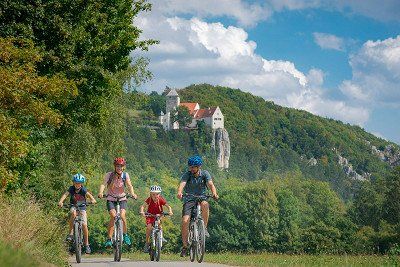 Familie auf dem Fahrrad auf dem Altmühltalradweg bei Prunn