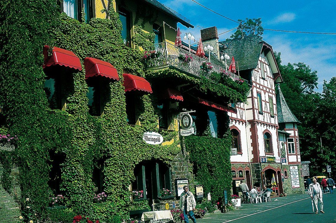Weinlokale und Fachwerk in St. Goarshausen