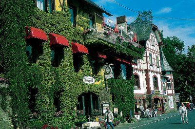 Weinlokale und Fachwerk in St. Goarshausen