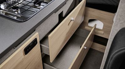 Schubladen im Kuechenblock des Dethleffs Campervans Globetrail