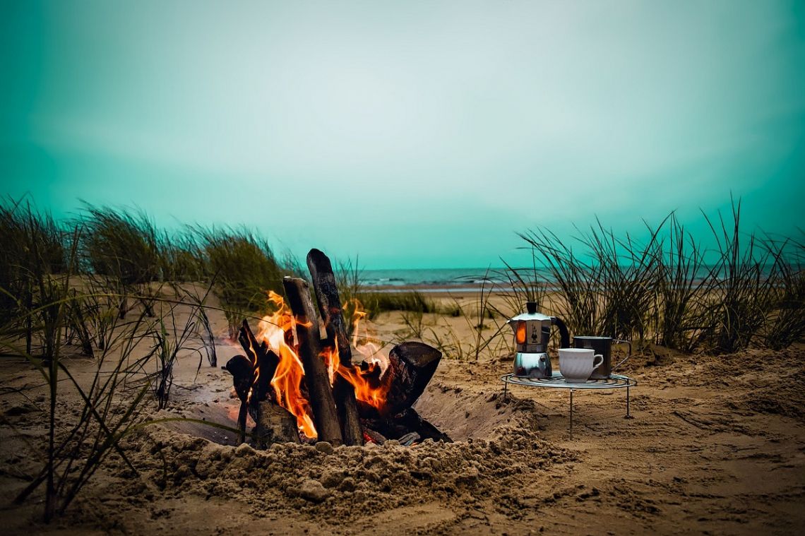 Lagerfeuer am Strand in den Duenen