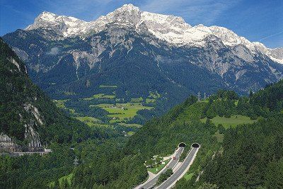 Blick von oben auf die Tauernautobahn