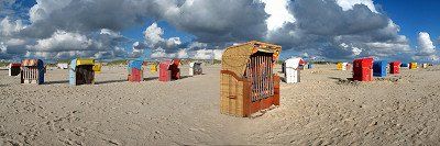 Bunte Strandkoerbe am Kniepsandstrand von Amrum