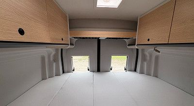 Heckquerbett ohne Bettzeug im Sunlight Campervan Cliff 4x4 Greentrek