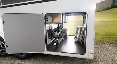 geoeffnete Heckgarage des Dethleffs Wohnmobils XL A 7822-2