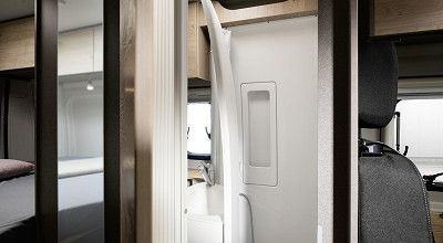 Schwenkwand im Bad des Dethleffs Campervans Globetrail Active 