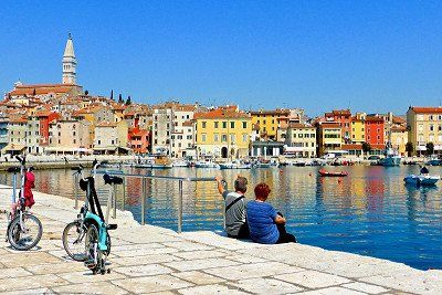 Koppel met fietsen in de haven, Kroatië