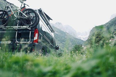 Hymer Campervan mit Fahrradträger und Markise - jetzt die Auswahl an Campervans bei Hymer ansehen