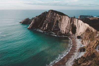 Blick vom oben auf die Steilkueste der Playa de Silencio, Spanien