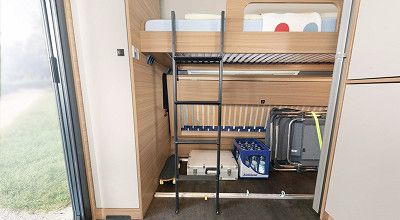 Stauraum unter den Stockbetten im Dethleffs Caravan Summer Edition 560 FMK