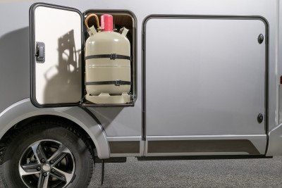 Hymer Wohnmobil mit abgeklemmter Gasflasche mit roter Schutzkappe