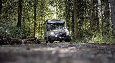 Dethleffs Wohnmobil Globebus Performance 4x4 im Wald von vorne 