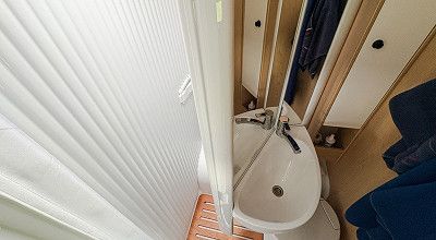 Schwenkwand im Variobad des Sunlight Wohnmobils V 67 S