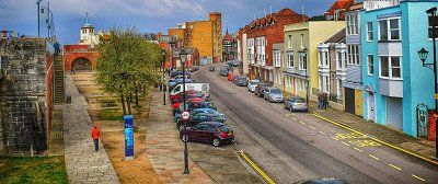 Strasse und Parkflaechen in Portsmouth, England