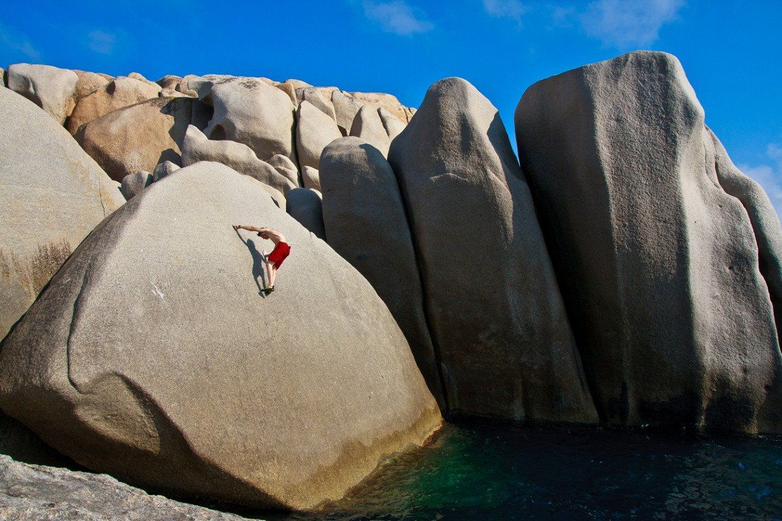 Boulderer beim Plattenklettern am Capo Testa, Sardinien
