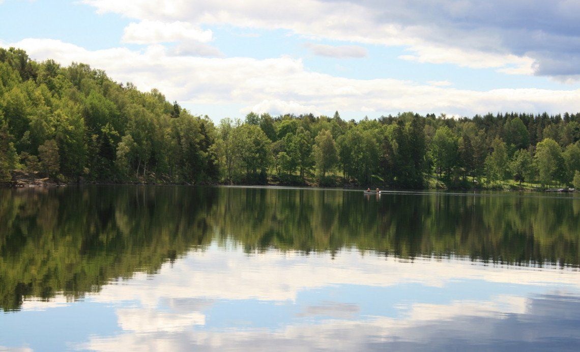 Kanufahrer auf einem See in Dalsland, Schweden