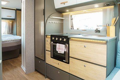 Refrigerator, oven and stove in a Dethleffs Beduin Scandinavia caravan - learn more about the Beduin Scandinavia