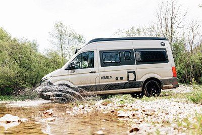 Sunlight Campervan Ibex mit hellgrauer Lackierung von aussen