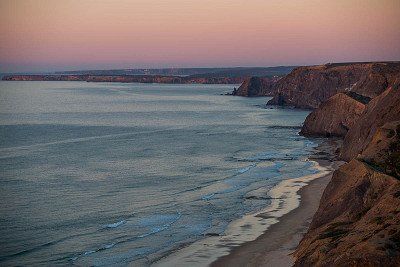 Felskueste an der Algarve bei Sonnenuntergang