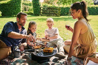 Familie beim Picknick mit nomadiQ Campinggasgrill