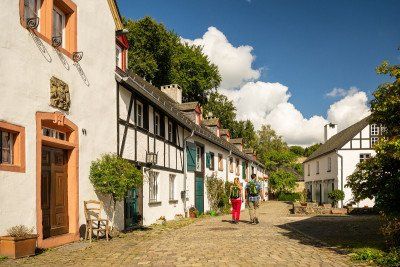 Wanderer im Burgdorf Kronenburg in der Eifel