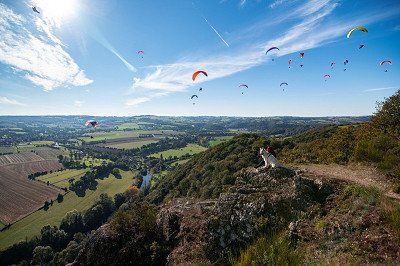 Bos, rotsen en paragliders in Normandisch Zwitserland