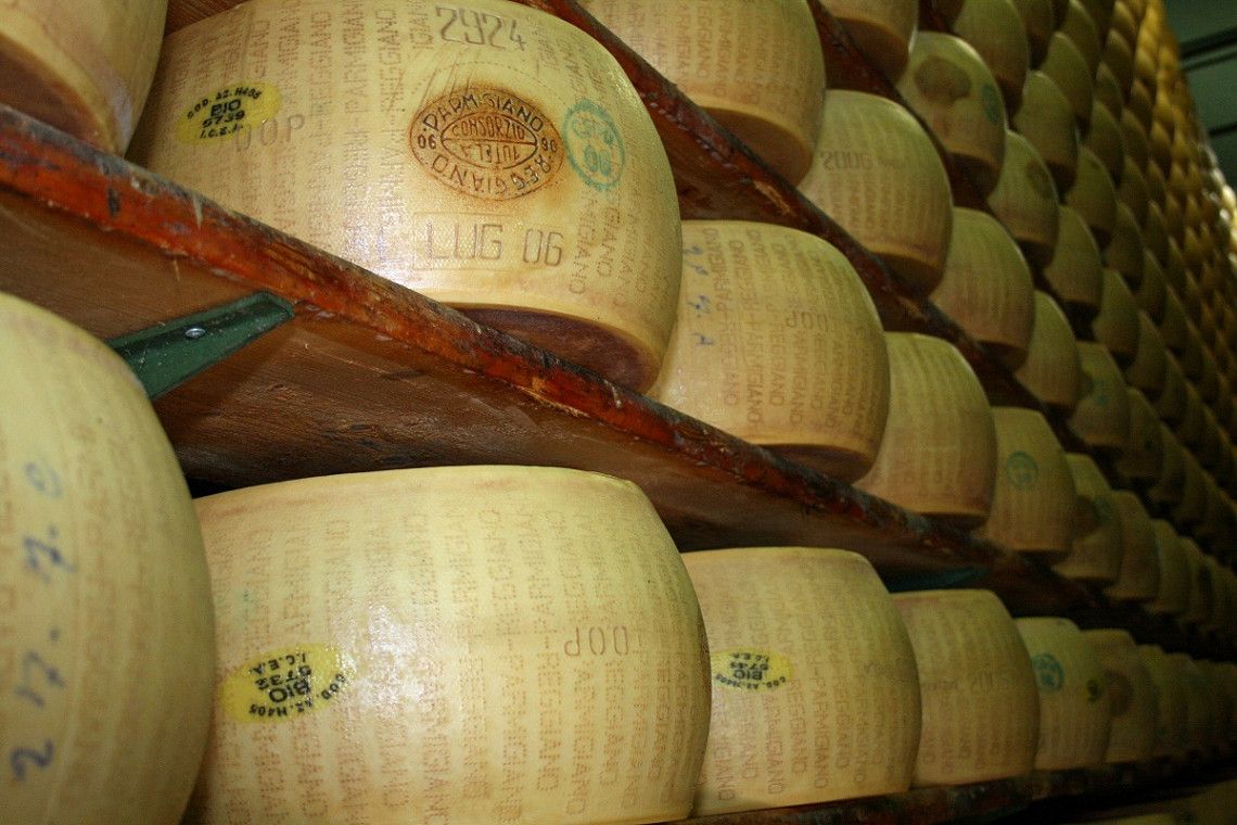 Parmigiano-Reggiano op de rijpingsplank