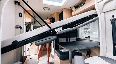 Easy Fold Klappbett über dem Sitzbereich im Sunlight Wohnmobil V 67 S 