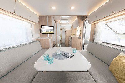 Fernseher und Tablet im Dethleffs Wohnwagen Aero up