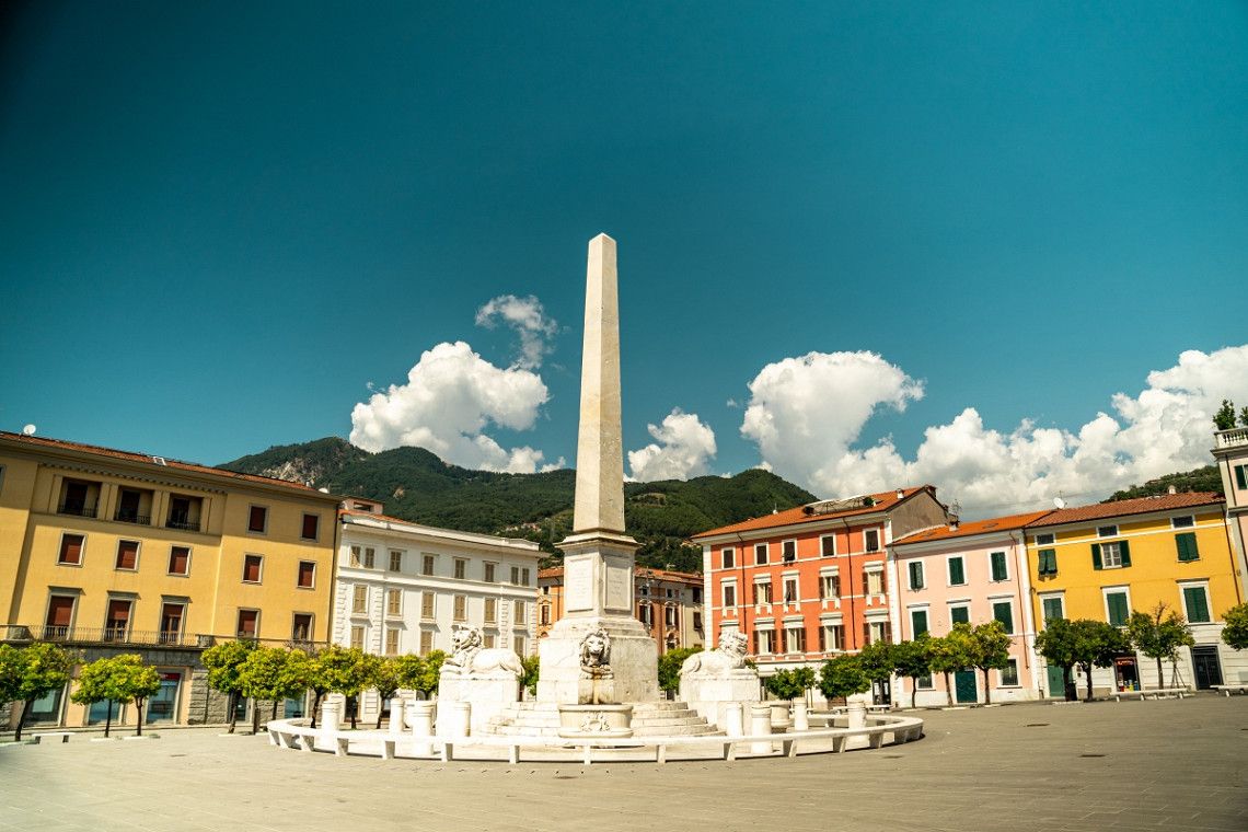 Obelisk auf der Piazza degli Aranci in Massa