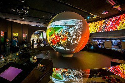 Grosser Video-Ball in der Ausstellung des Deutschen Fußballmuseums 