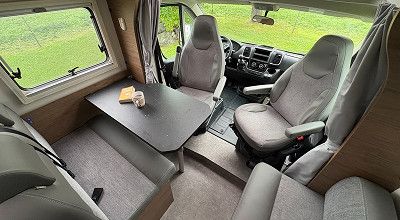 Wohnbereich mit Wohnwelt Montagna im Corigon Wohnmobil T 70 S