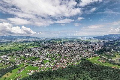 Blick vom Karren auf Dornbirn mit Bodensee im Hintergrund