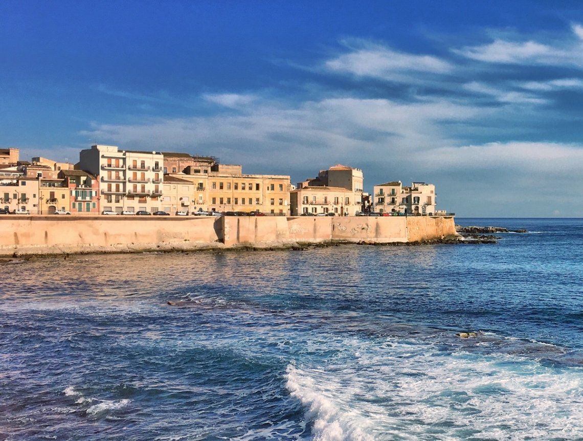 Blik vanaf de zee op Syrakus, Sicilië
