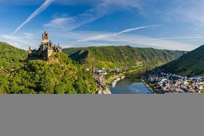 Uitzicht over de Moezel tot aan de Reichsburg Cochem