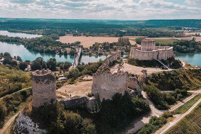 Uitzicht van bovenaf op de ruïnes van Gaillard Castle