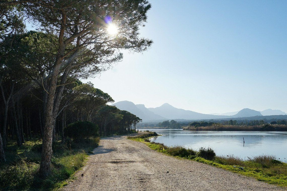 Onverharde weg op het water in Sardinië
