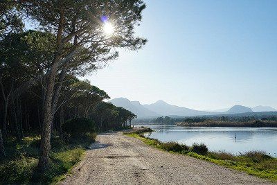 Schotterstrasse am Wasser auf Sardinien