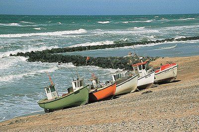 Daenemark Loenstrup Fischerboote Strand 