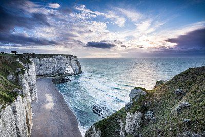 Blick auf die Nadel von Etretat an der Steilkueste der Normandie