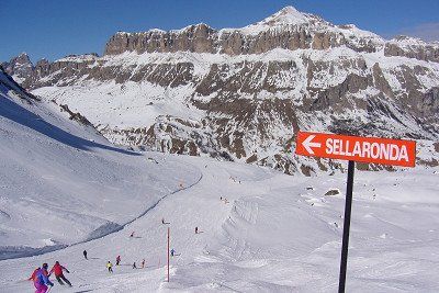 Blick auf einen Abschnitt der Sellarunde in den Dolomiten