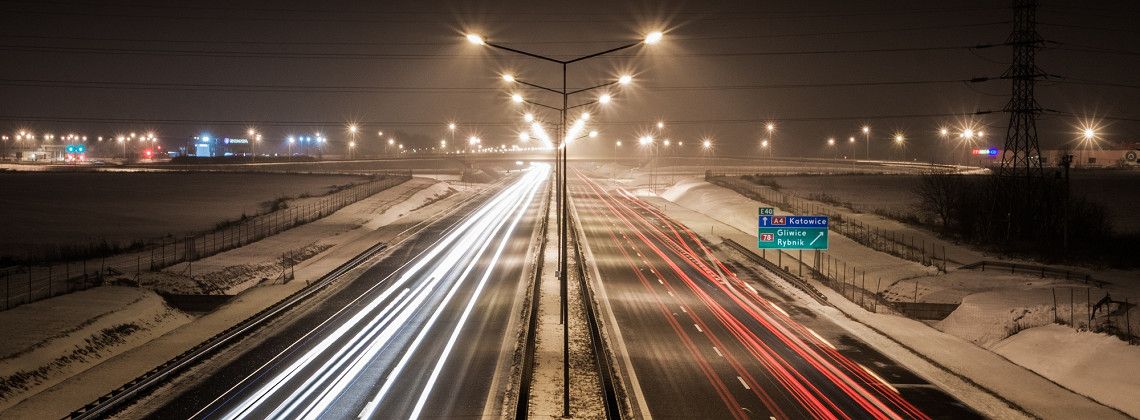 Autobahn Polen bei Nacht im Winter