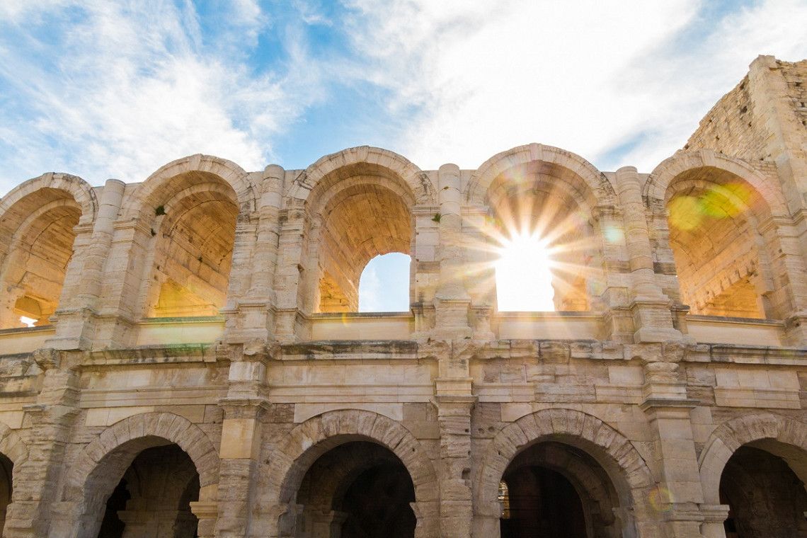 Het amfitheater van Arles in de zon