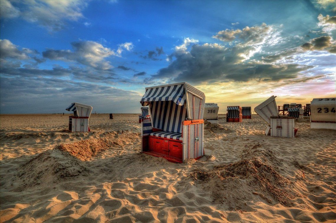Sandburg rund um den Strandkorb an der Nordsee