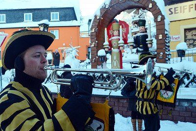 Trompetenblaeser in Tracht bei der Bergparade Seiffen