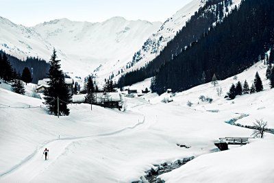 Blick auf das verschneite Sertigtal in der Schweiz