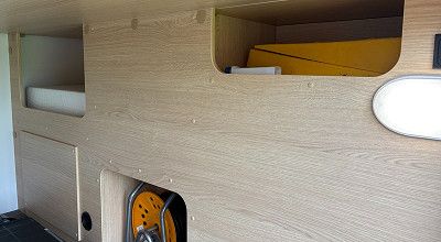 Staufaecher in der Heckgarage des Sunlight Wohnmobils V 67 S