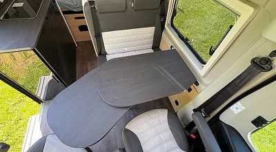 Tischerweiterung im Wohnbereich des Sunlight Campervans Cliff X 600. 